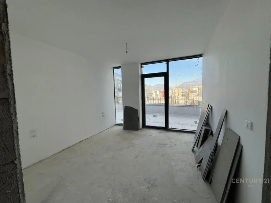 Tirane, jepet me qera apartament+verande | Penthouse 2+1 Kati 3, 194 m² 1.600 € (Lake view)
