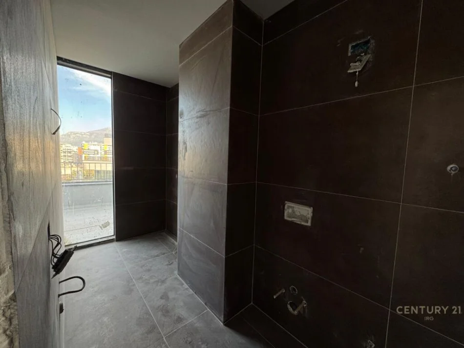 Tirane, jepet me qera apartament+verande | Penthouse 2+1 Kati 3, 194 m² 1.600 € (Lake view)