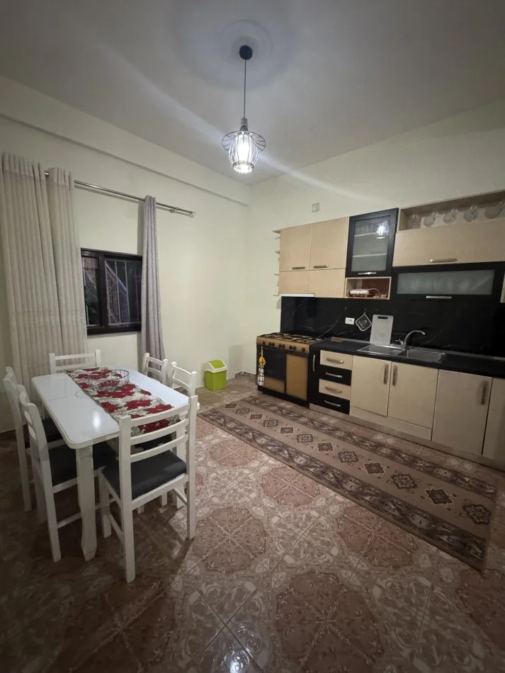 Tirane, jepet me qera apartament 1+1 Kati 1, 80 m² 270 € (Yzberisht)