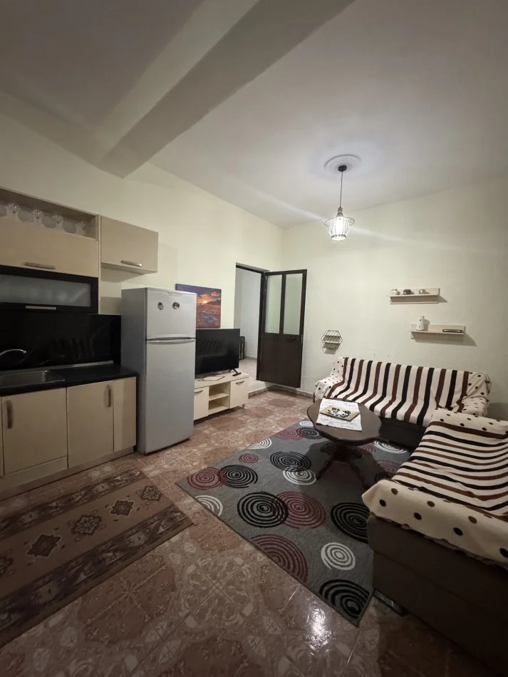 Tirane, jepet me qera apartament 1+1 Kati 1, 85 m² 270 € (Shkolla Myslim Shima)