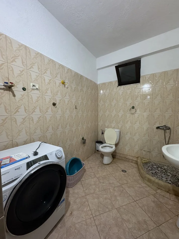 Tirane, jepet me qera apartament 1+1+Ballkon Kati 1, 100 m² 290 € (Yzberisht)