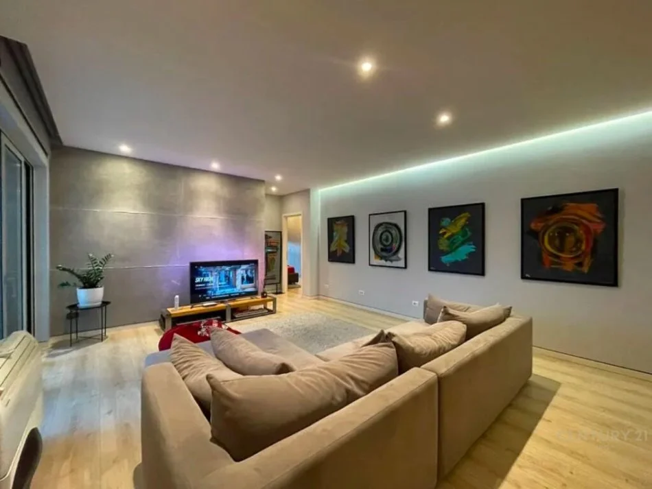 Tirane, jepet me qera apartament 2+1 Kati 18, 150 m² 2.000 € (Rezidenca Ambasador 3)