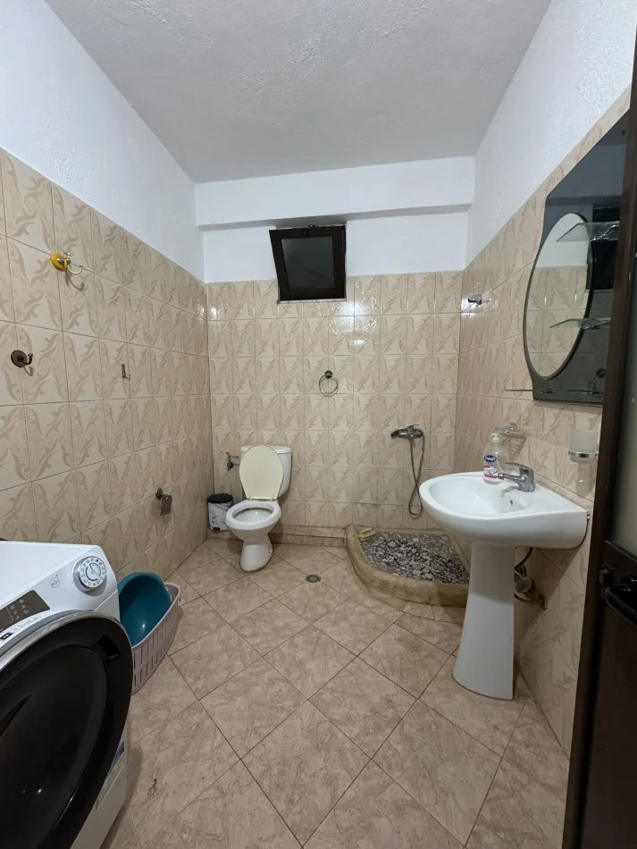 Tirane, jepet me qera apartament 1+1 Kati 1, 80 m² 270 € (Yzberisht)