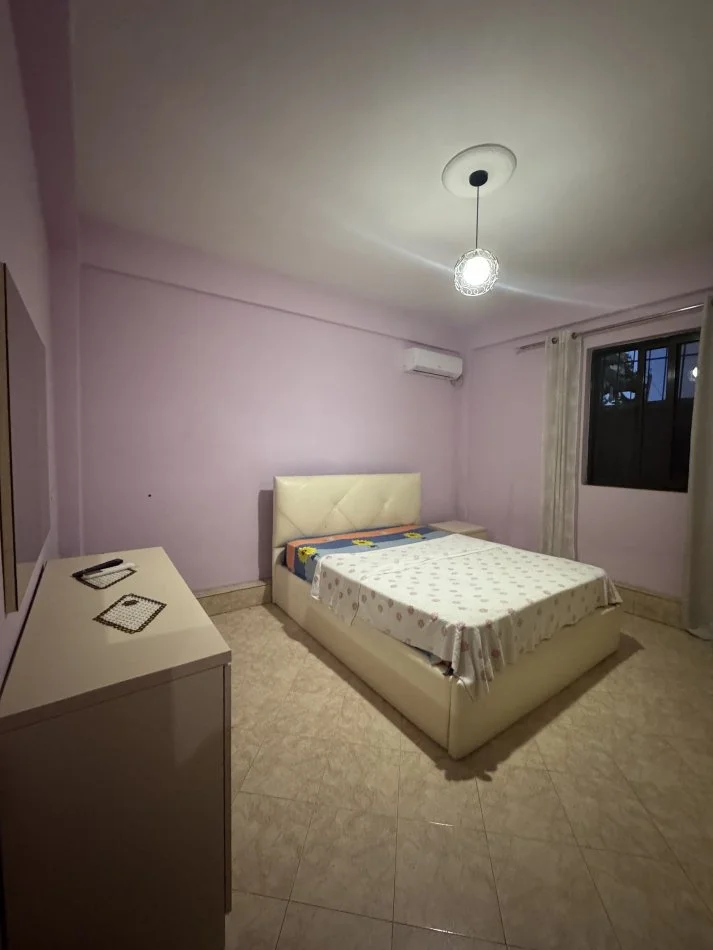 Tirane, jepet me qera apartament 1+1 Kati 1, 80 m² 270 € (Yzberisht)