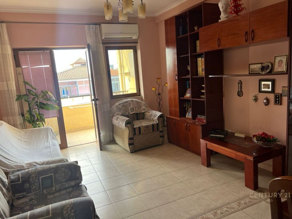 Tirane, jepet me qera apartament 1+1 Kati 5, 89 m² 400 € (Rruga Bardhyl)