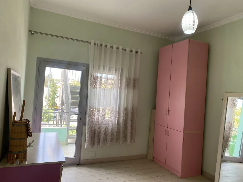 Tirane, jepet me qera apartament+verande | Penthouse 1+1+Ballkon Kati 2, 300 € (Rruga Myslym Keta,Kafja e Rremes)