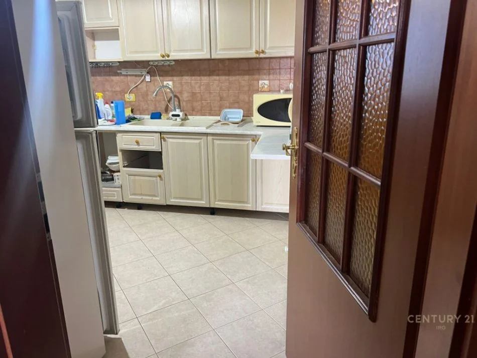 Tirane, jepet me qera apartament 1+1 Kati 5, 89 m² 400 € (Rruga Bardhyl)