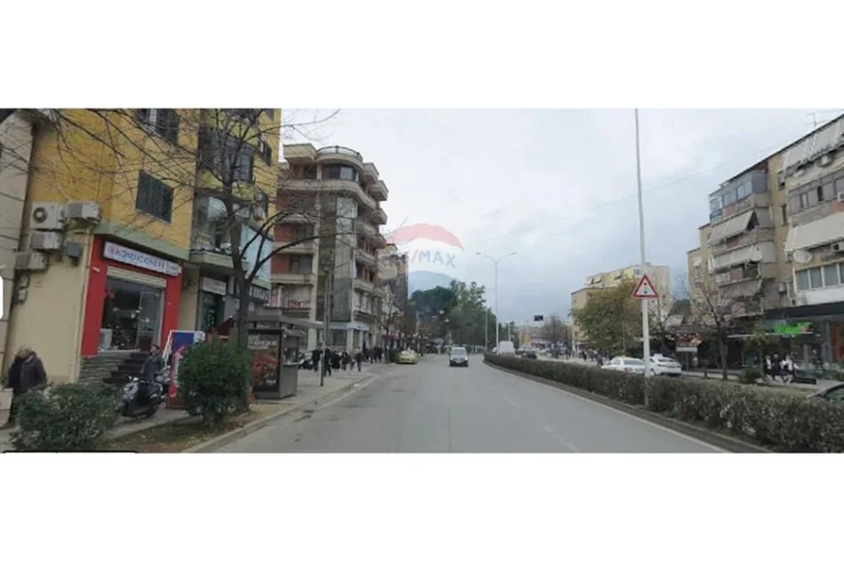 Tirane, shitet dyqan , 70 m² 