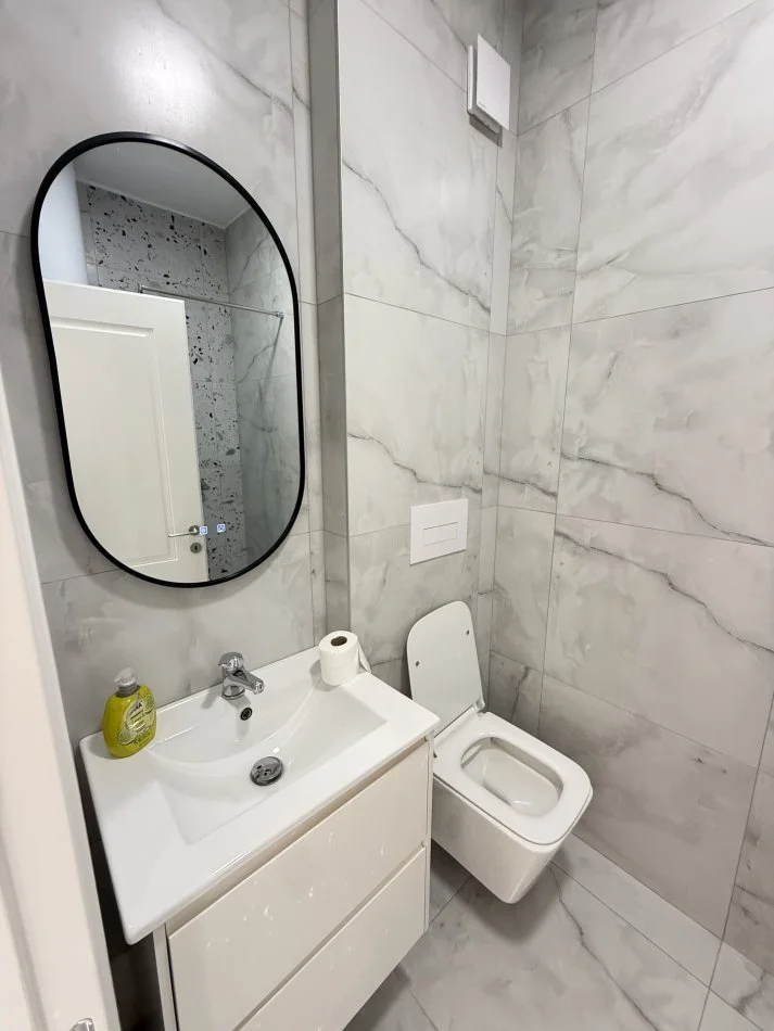 Tirane, jepet me qera apartament 1+1+Ballkon Kati 9, 70 m² 700 € (River Rezidence Parking i Perfshire!)