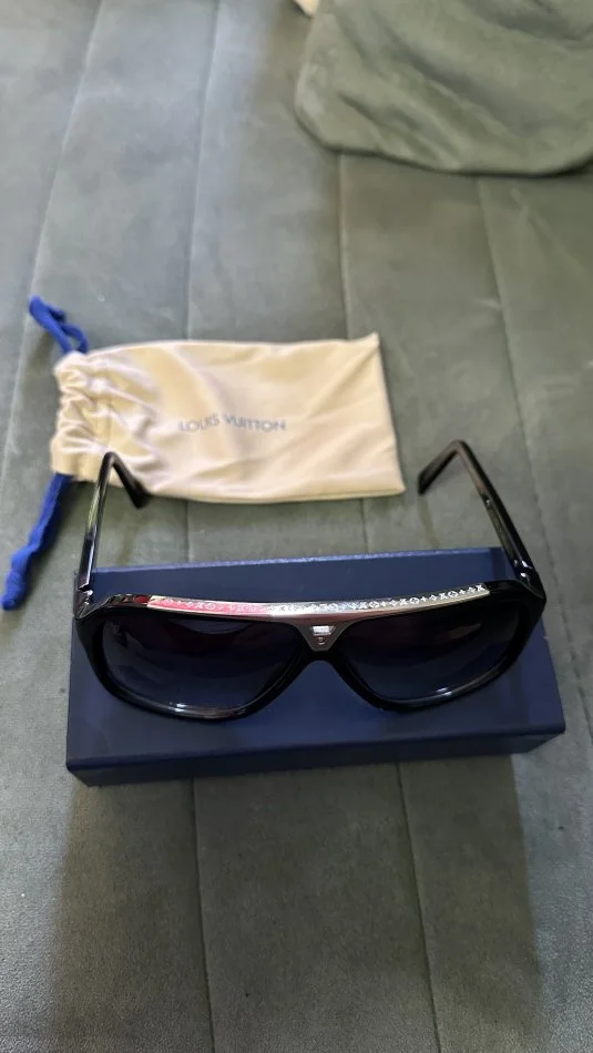 Tirane, shes SHITEN SYZE ORIGJINALE LOUIS VUITTON BLACK AND SILVER LIMITED EDITION SHUM TE VECANTA