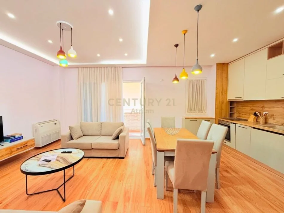 Tirane, jepet me qera apartament 3+1 Kati 3, 130 m² 700 € (Liqeni Thate)