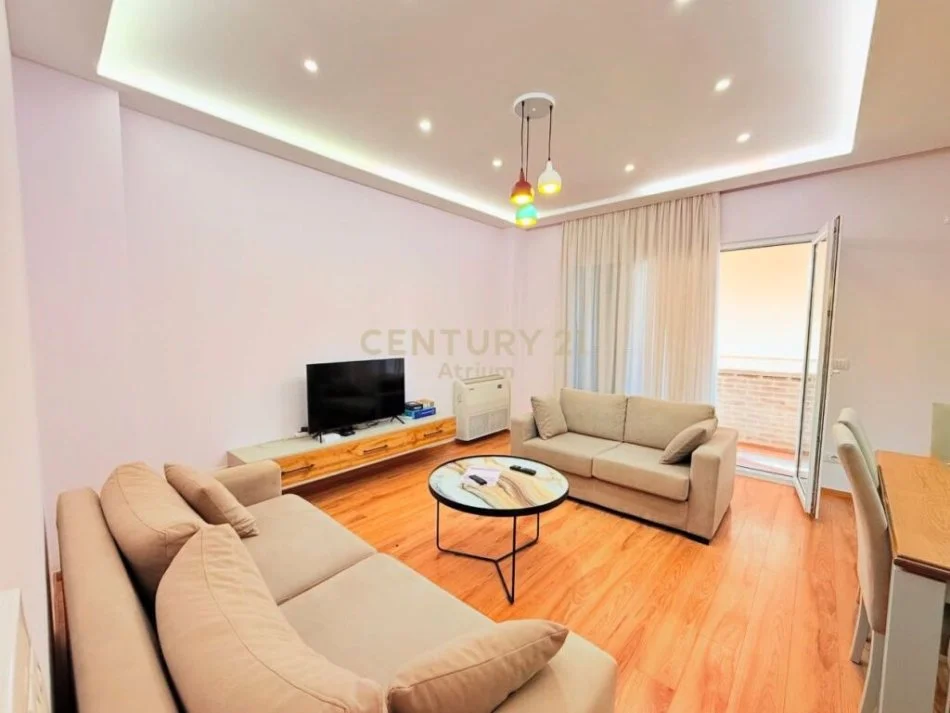Tirane, jepet me qera apartament 3+1 Kati 3, 130 m² 700 € (Liqeni Thate)