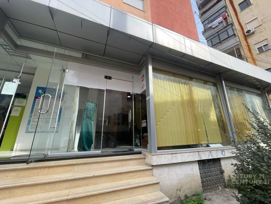 Tirane, jepet me qera dyqan Kati 0, 41 m² 450 € (Komuna Parisit)