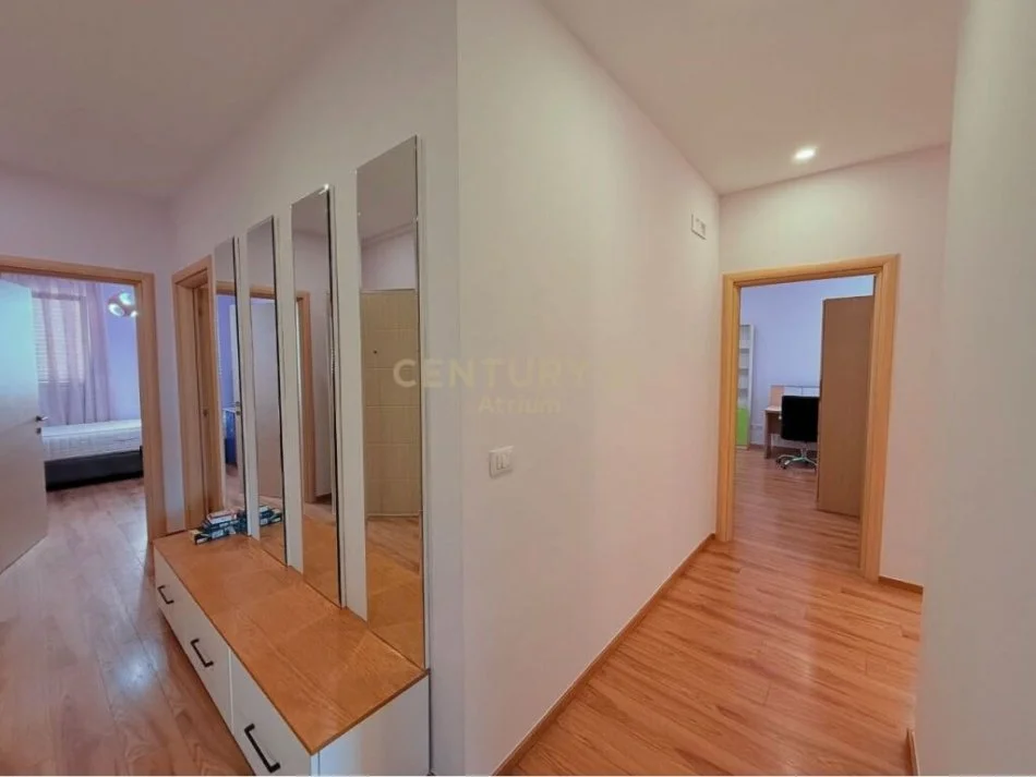 Tirane, jepet me qera apartament 3+1 Kati 3, 130 m² 700 € (Liqeni Thate)