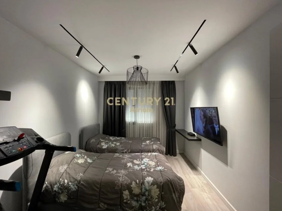 Tirane, jepet me qera apartament 2+1+2+ post parkimi, Kati 4, 92 m² 700 € (Porcelan)