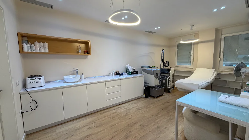 Tirane, jepet me qera apartament 2+1+Ballkon Kati 7, 95 m² 850 € (Komuna e Parisit)