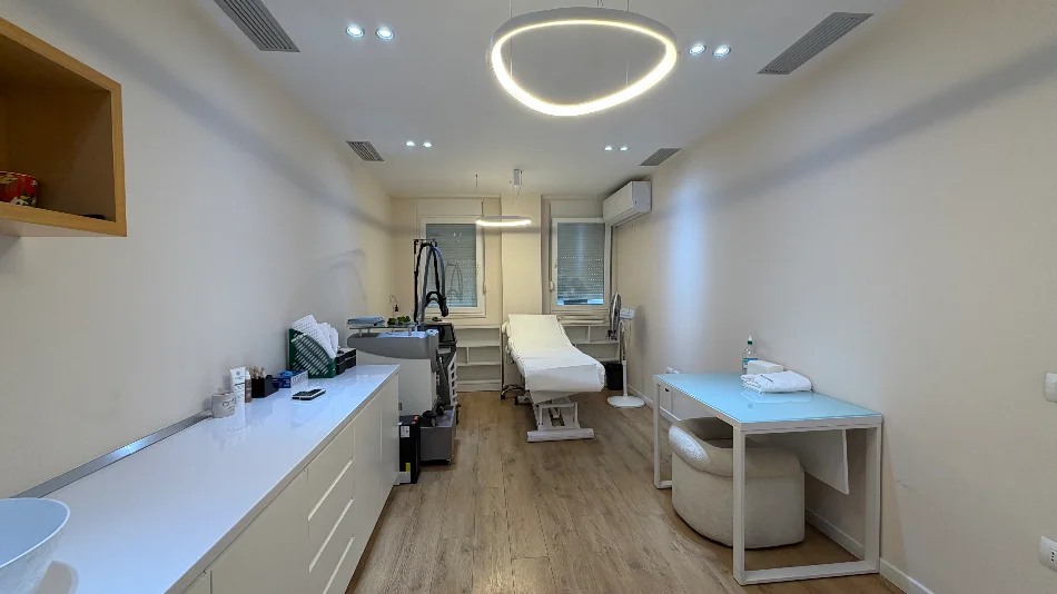 Tirane, jepet me qera apartament 2+1+Ballkon Kati 7, 95 m² 850 € (Komuna e Parisit)