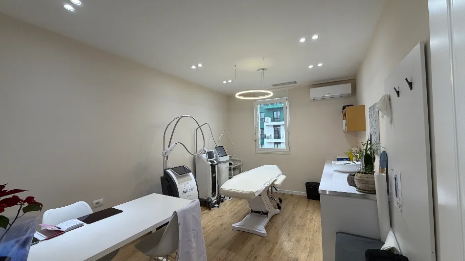 Tirane, jepet me qera apartament 2+1+Ballkon Kati 7, 95 m² 850 € (Komuna e Parisit)