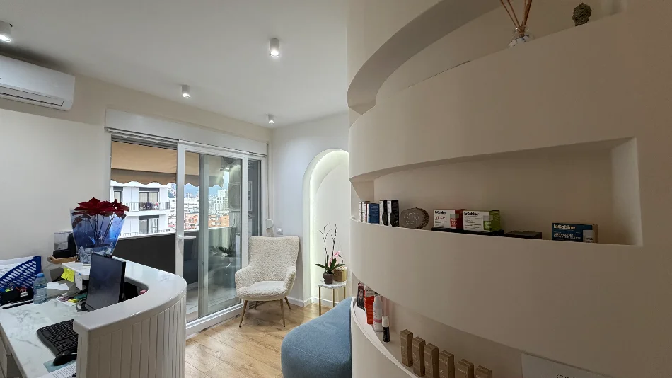 Tirane, jepet me qera apartament 2+1+Ballkon Kati 7, 95 m² 850 € (Komuna e Parisit)