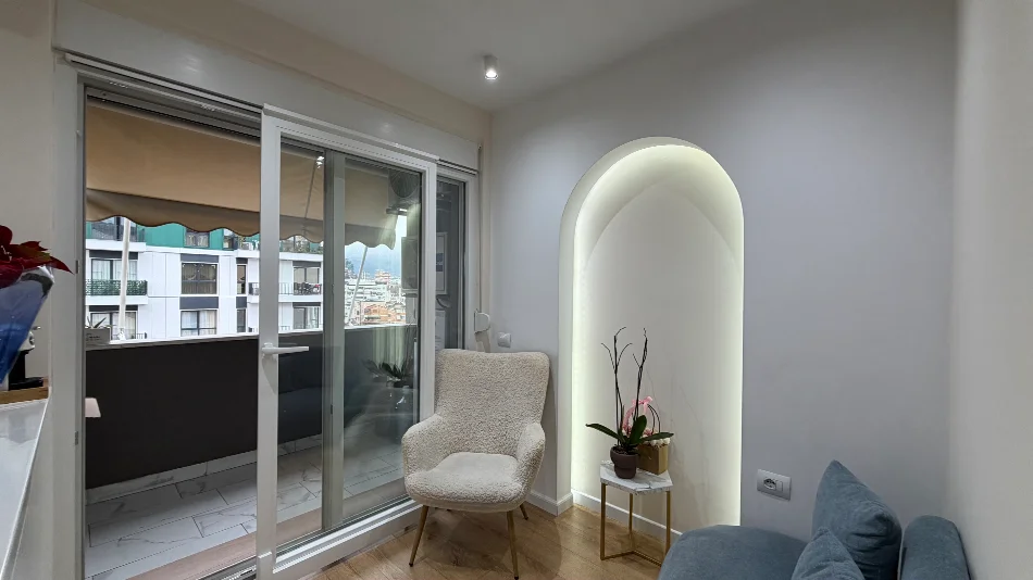 Tirane, jepet me qera apartament 2+1+Ballkon Kati 7, 95 m² 850 € (Komuna e Parisit)