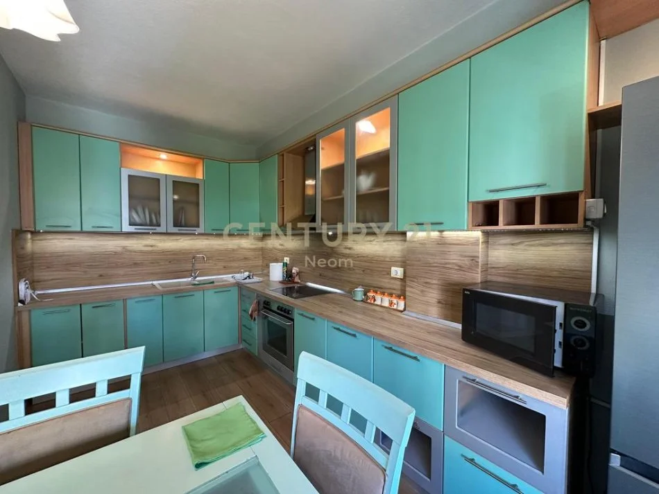 Tirane, jepet me qera apartament 1+1+Ballkon Kati 3, 96 m² 700 € 