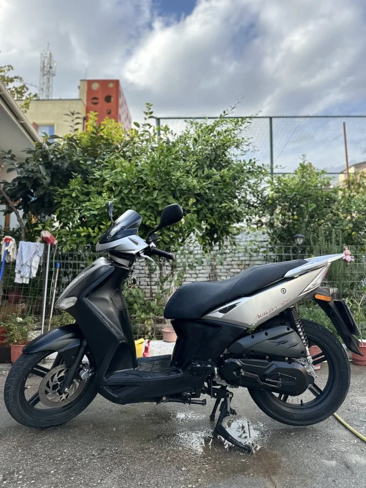 Tirane, shes Scooter Agility , gri e erret 23.000 km 1.200 €
