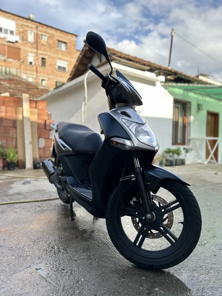 Tirane, shes Scooter Agility , gri e erret 23.000 km 1.200 €