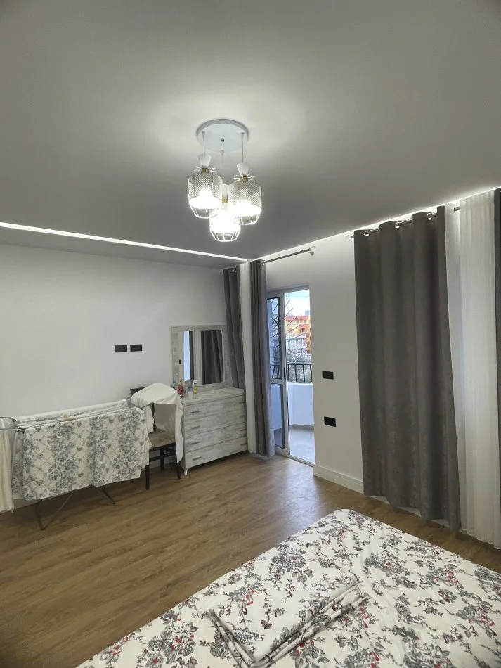 Durres, jepet me qera apartament 1+1 Kati 3, 70 m² 400 € (Rruga Pavarsia Durres)