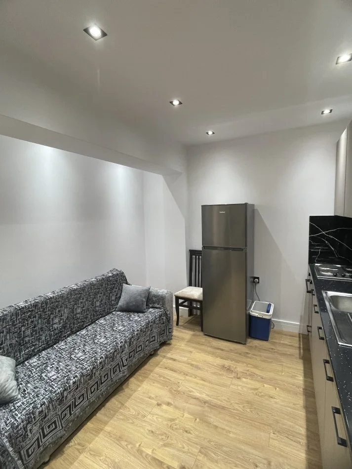 Durres, jepet me qera apartament 1+1 Kati 3, 70 m² 400 € (Rruga Pavarsia Durres)