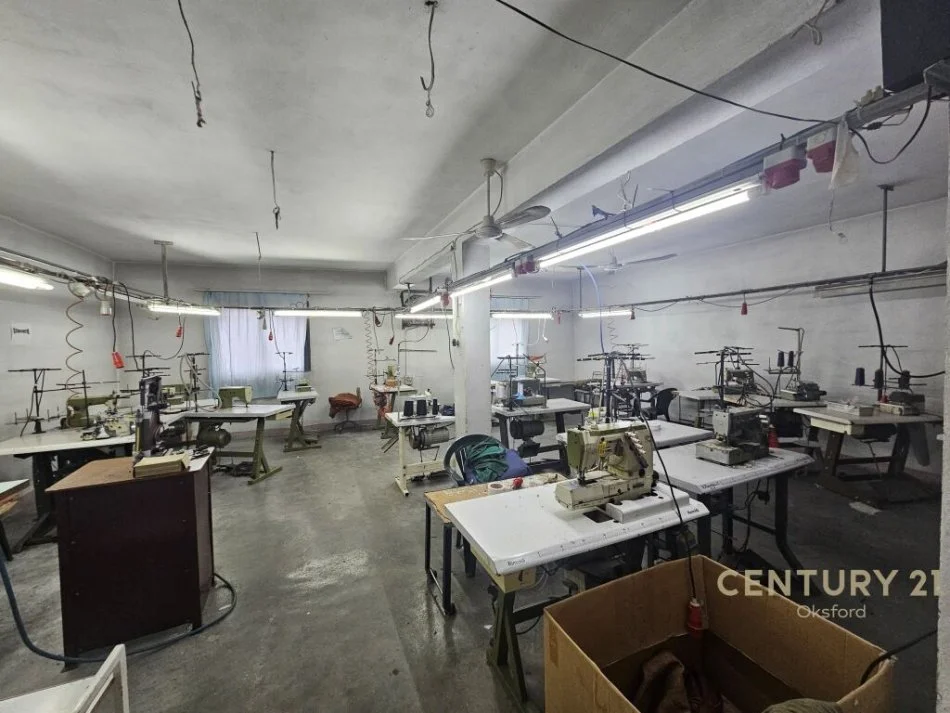 Tirane, jepet me qera ambjent biznesi , 560 m² 2.000 € (Laprake)