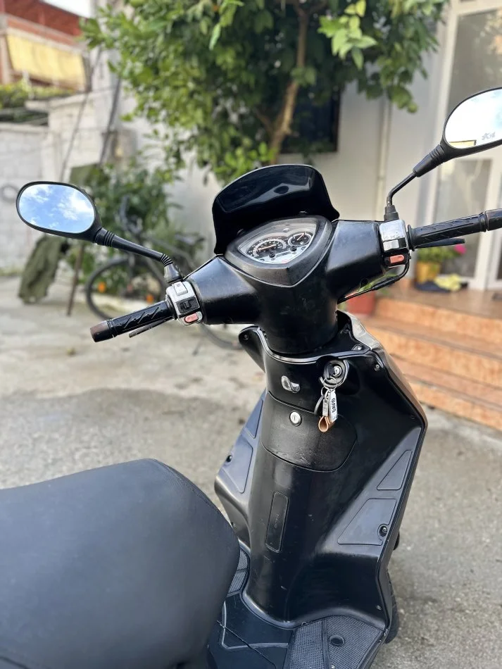 Tirane, shes Scooter Agility , gri e erret 23.000 km 1.200 €