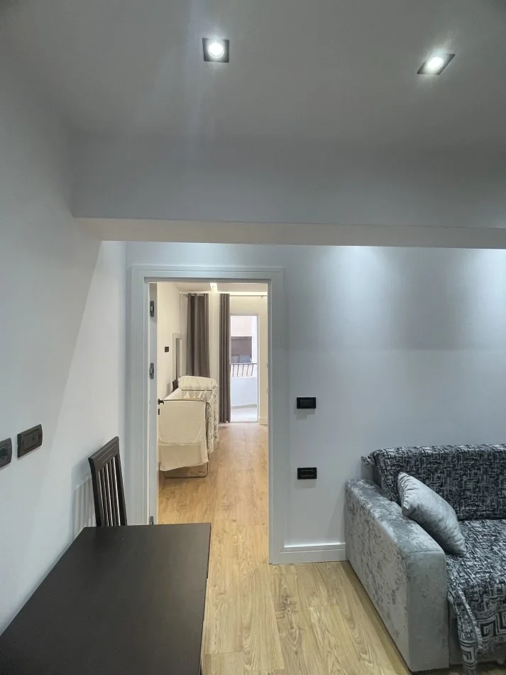 Durres, jepet me qera apartament 1+1 Kati 3, 70 m² 400 € (Rruga Pavarsia Durres)