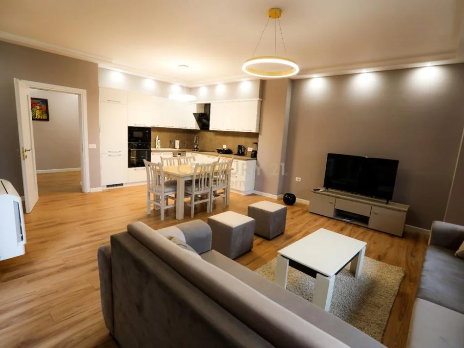 Tirane, jepet me qera apartament 2+1+Ballkon Kati 5, 118 m² 1.200 € 