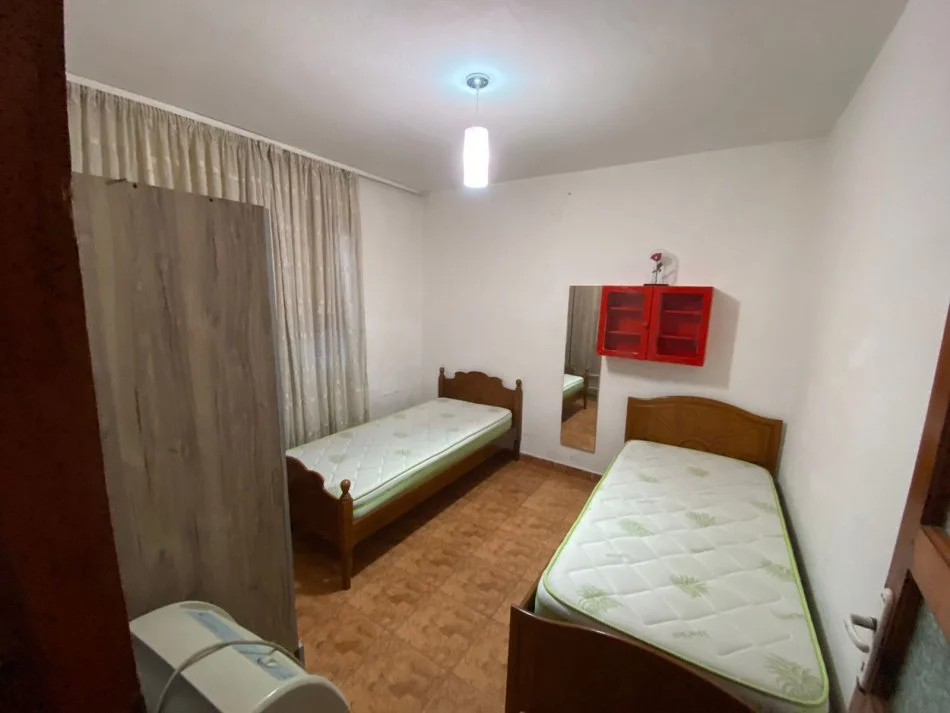 Tirane, jepet me qera garsonier 1+1 Kati 1, 35 m² 300 € (Rruga Hysni Gerbolli)