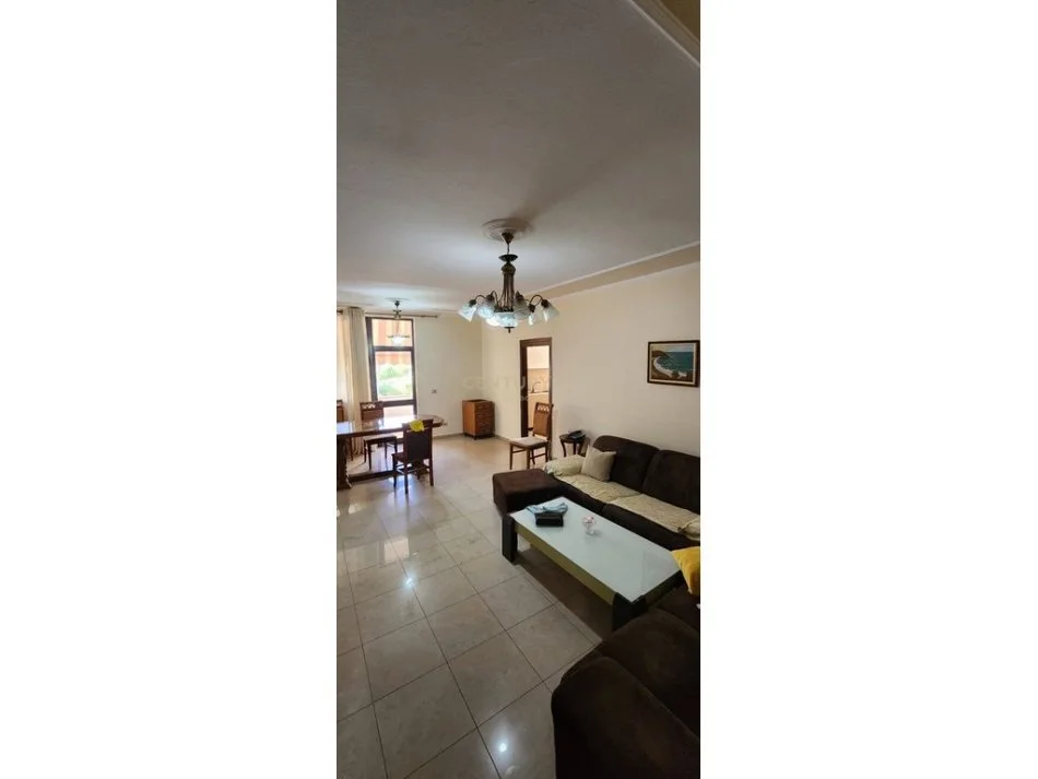 Tirane, jepet me qera apartament 3+1 Kati 2, 153 m² 900 € 