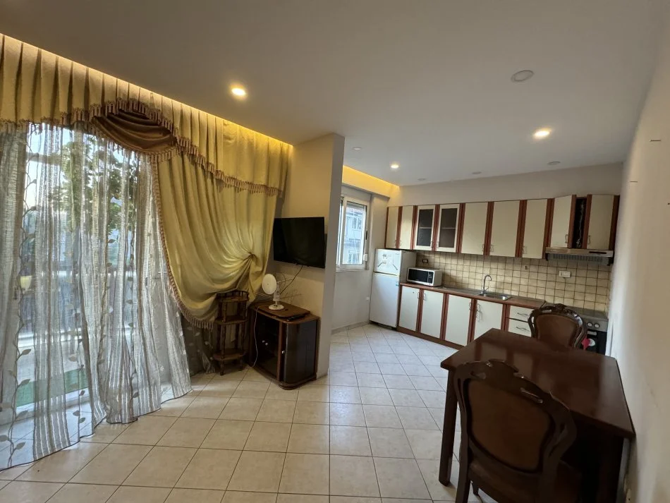 Tirane, jepet me qera Kati 3, 65 m² 550 € 