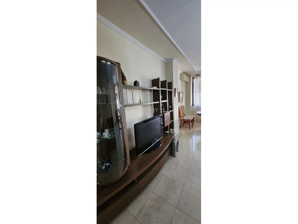 Tirane, jepet me qera apartament 3+1 Kati 2, 153 m² 900 € 