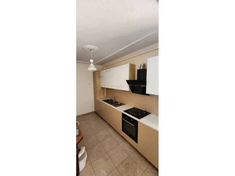 Tirane, jepet me qera apartament 3+1 Kati 2, 153 m² 900 € 