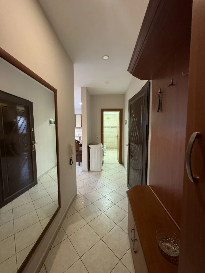 Tirane, jepet me qera Kati 3, 65 m² 550 € 