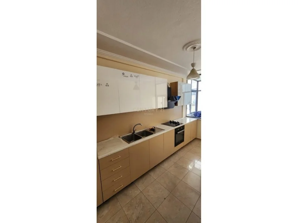 Tirane, jepet me qera apartament 3+1 Kati 2, 153 m² 900 € 