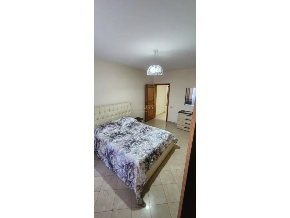 Tirane, jepet me qera apartament 3+1 Kati 2, 153 m² 900 € 
