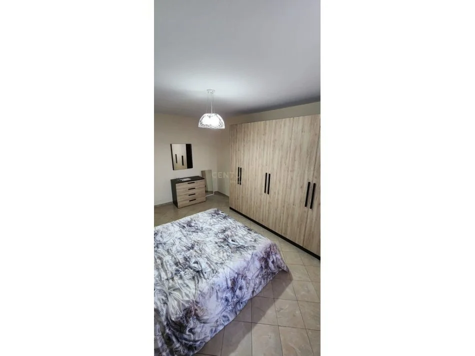 Tirane, jepet me qera apartament 3+1 Kati 2, 153 m² 900 € 