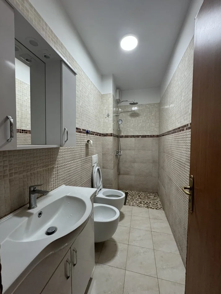 Tirane, jepet me qera Kati 3, 65 m² 550 € 