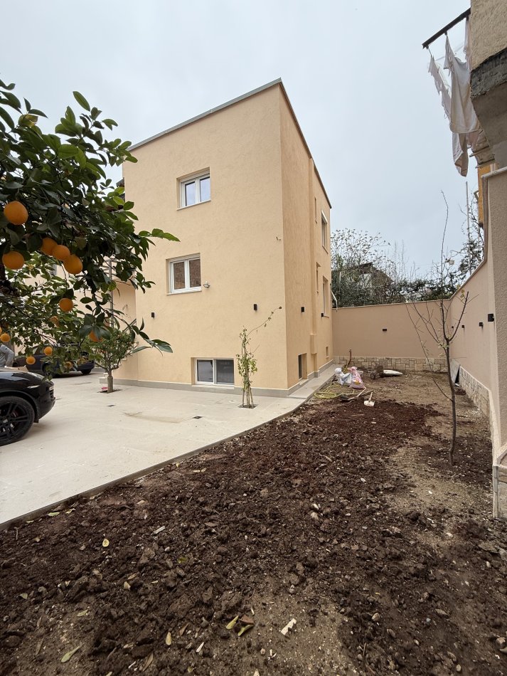 Tirane, jepet me qera ambjent biznesi Kati 0, 135 m² 2.000 € 