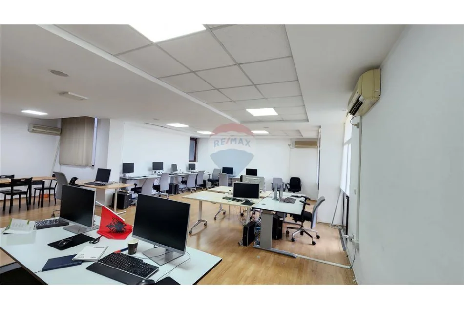 Tirane, jepet me qera zyre , 200 m² 2.100 € 