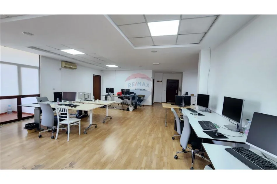 Tirane, jepet me qera zyre , 200 m² 2.100 € 