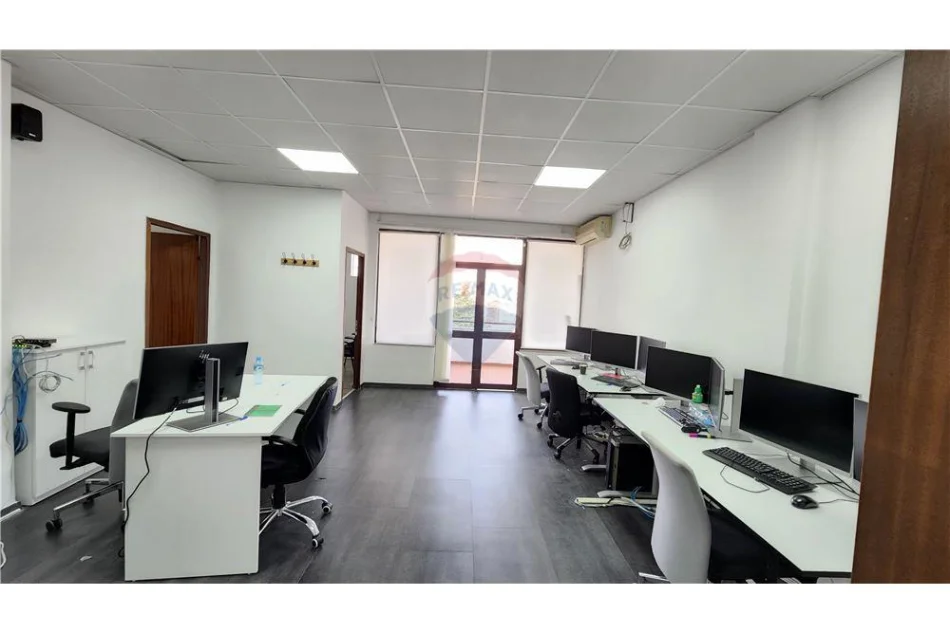 Tirane, jepet me qera zyre , 200 m² 2.100 € 