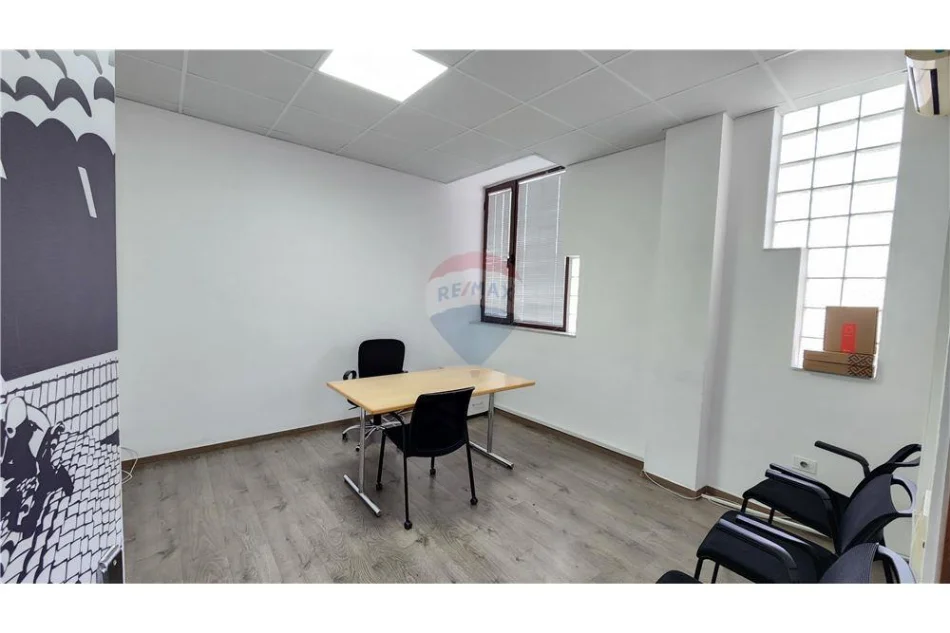 Tirane, jepet me qera zyre , 200 m² 2.100 € 