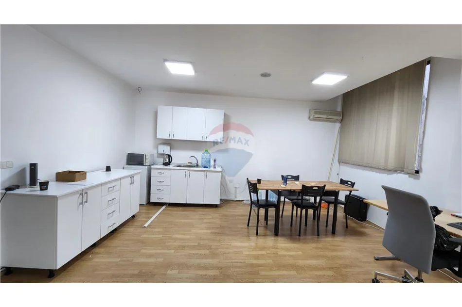 Tirane, jepet me qera zyre , 200 m² 2.100 € 