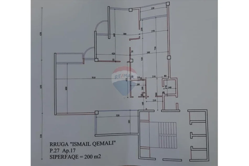 Tirane, jepet me qera zyre , 200 m² 2.100 € 